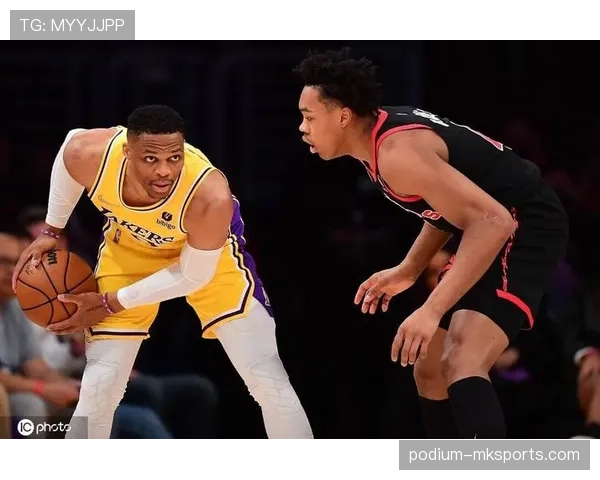 拉塞尔·威斯布鲁克连续突破增压篮下得分，效率显著优于同期队友