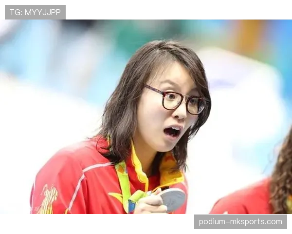 傅园慧直播随手掏出一张卡，后面的数字多得像天书，我在客厅数零钱尴尬笑出声