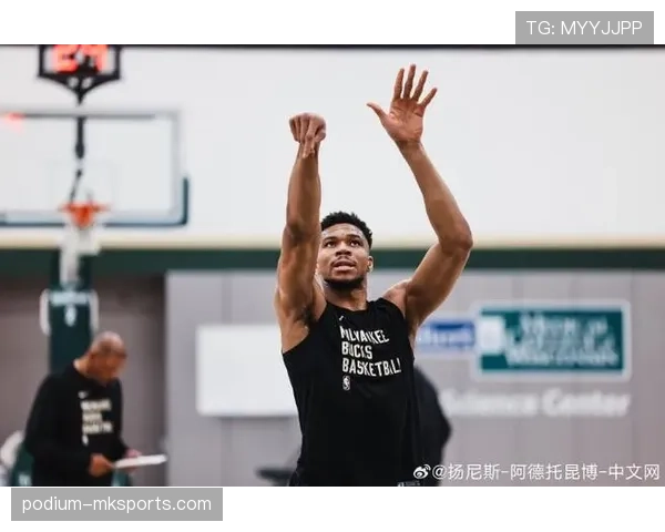 扬尼斯·阿德托昆博训练完啃鸡翅的样子，真不像拿顶薪的人